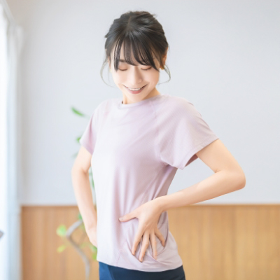 背骨・骨盤が自然な位置に安定したイメージ写真
